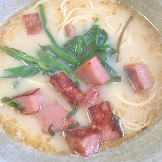 厚切りハムとニラの炒め物を乗せた豚骨ラーメン